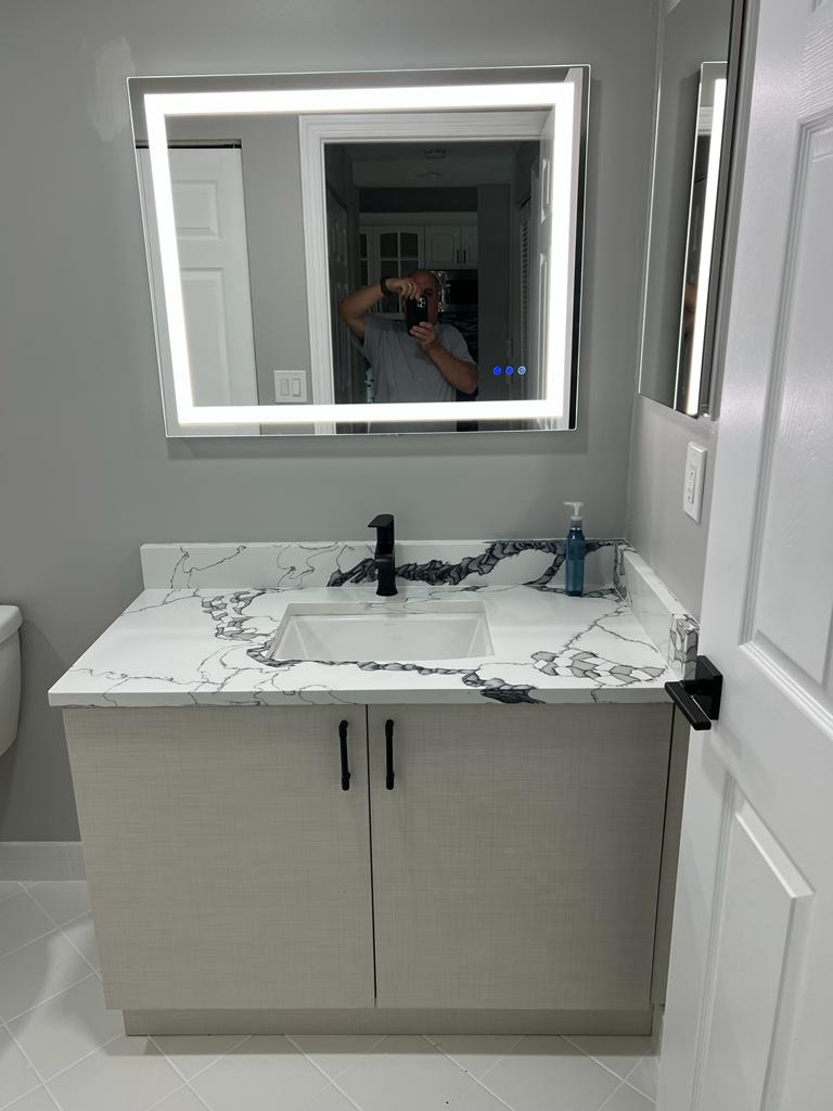 Floating vanity with marble-veined top, black faucet and backlit mirror - Handyman Group SFL